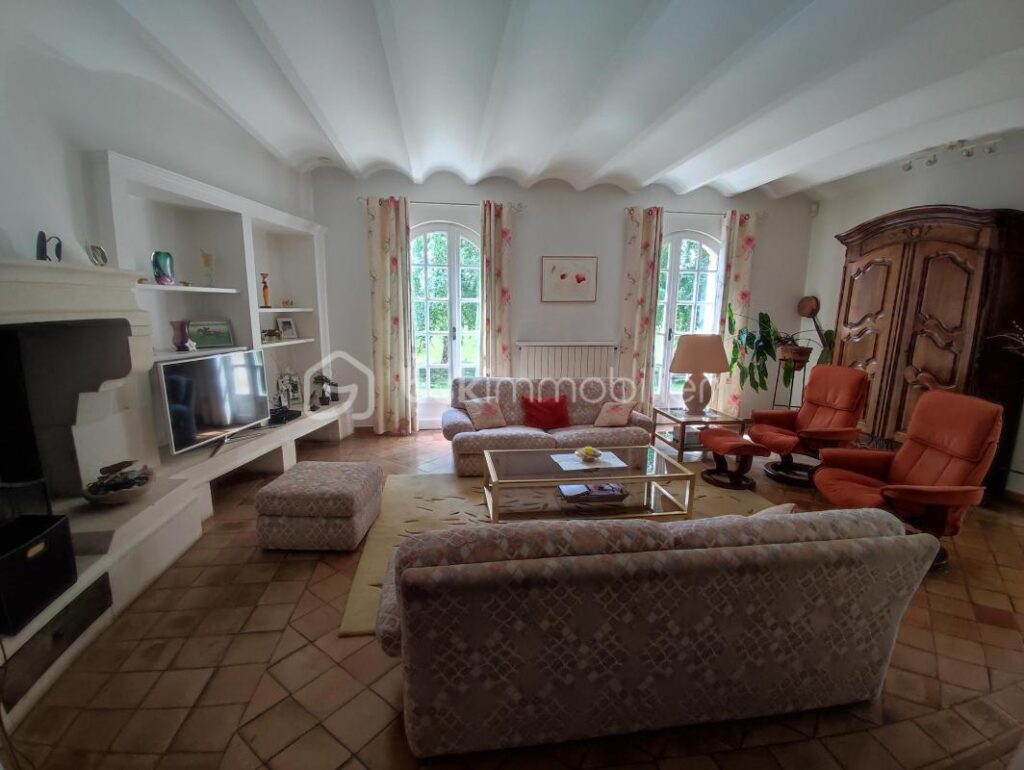 Villa d’architecte avec piscine, garage et plus de 16000km de terrain – 5 pièces – 3 chambres – 150 m²