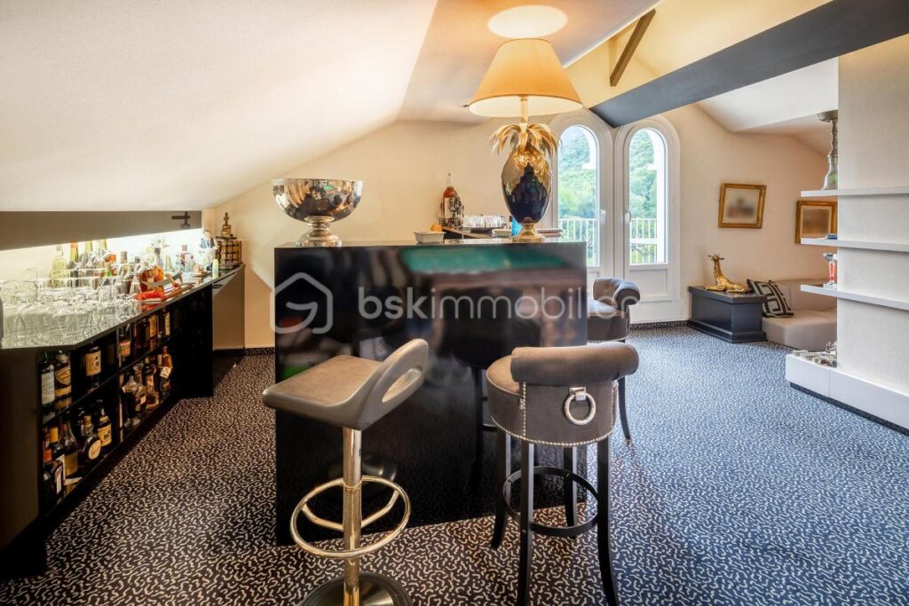 Profitez du luxe paisible d’une maison d’architecte au cœur de Lourdes – 8 pièces – 5 chambres – 310 m²