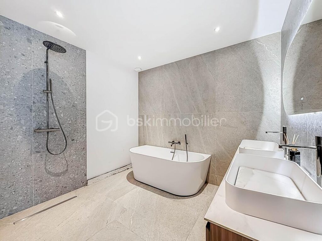 *** VILLA CONTEMPORAINE DE 240 M² SUR 1000 M² AVEC BUREAUX DE 106 M² ET HANGAR DE 200 M² – MONTARNAUD *** – 8 pièces – 4 chambres – 346 m²