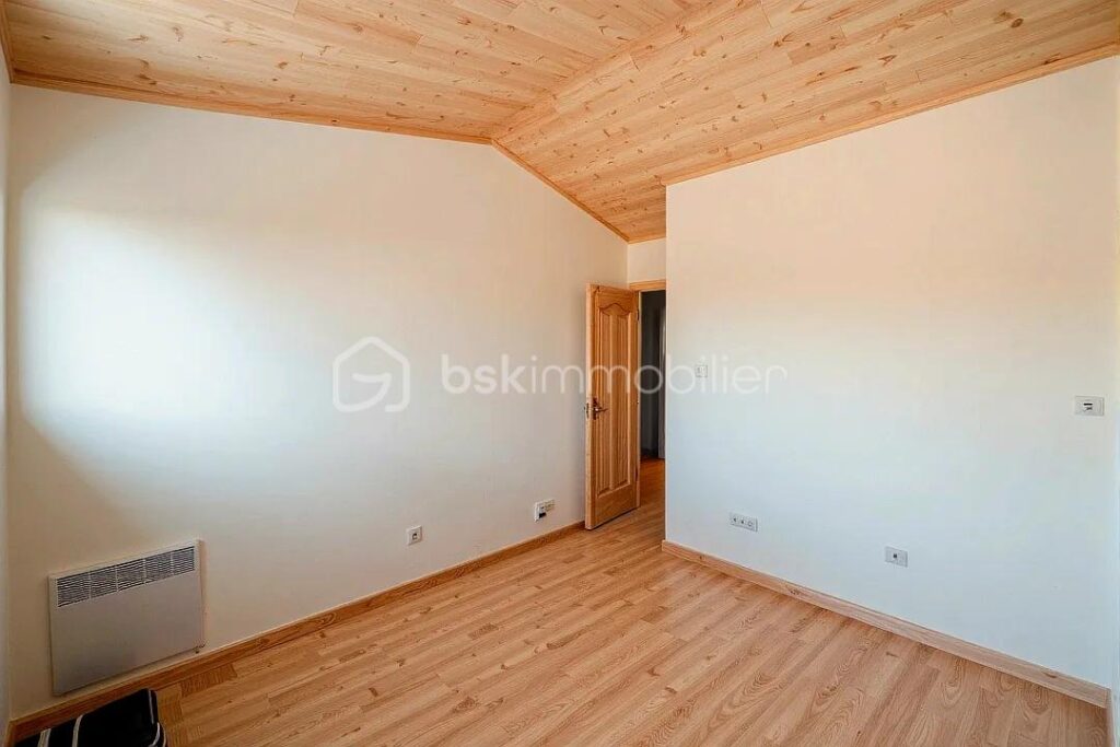 Appartement spacieux au cinquième et dernier étage avec garage privé – 5 pièces – 2 chambres – 88 m²