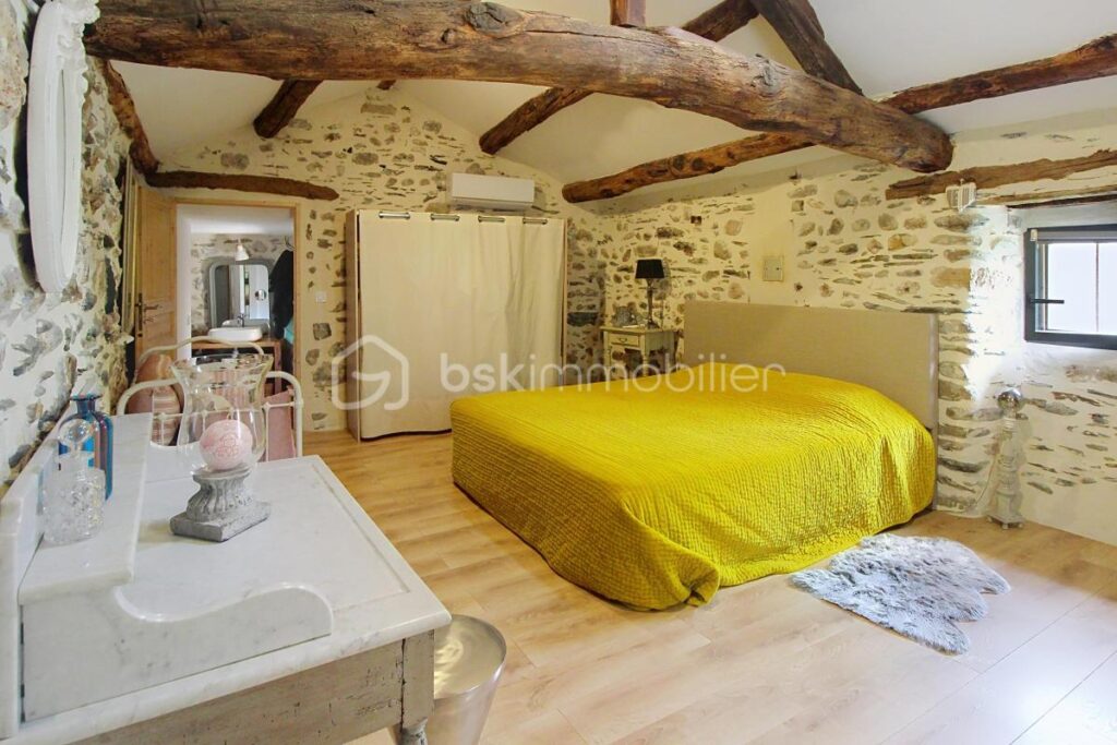 Maison de village en bord de rivière – 9 pièces – 3 chambres – 150 m²