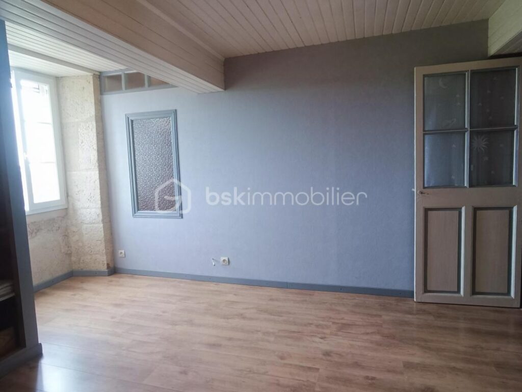 Un fragment d’histoire rien qu’à vous – Ancienne Tour de Guet avec jardin ! – 4 pièces – 2 chambres – 150 m²