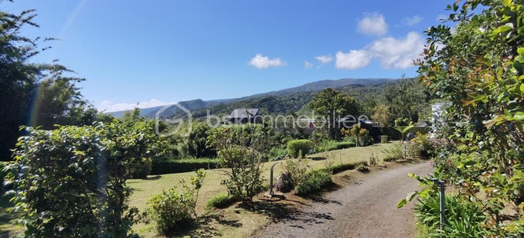 A VENDRE – VILLA SUR DOMAINE – LE BRULE – SAINT DENIS – 8 pièces – 4 chambres – 267 m²