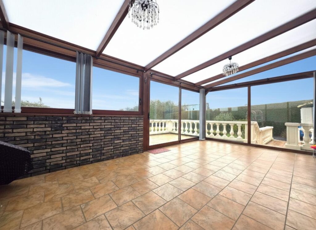 Maison semi-individuelle 103m² avec véranda, garage et jardin clos – 6 pièces – 3 chambres – 103 m²