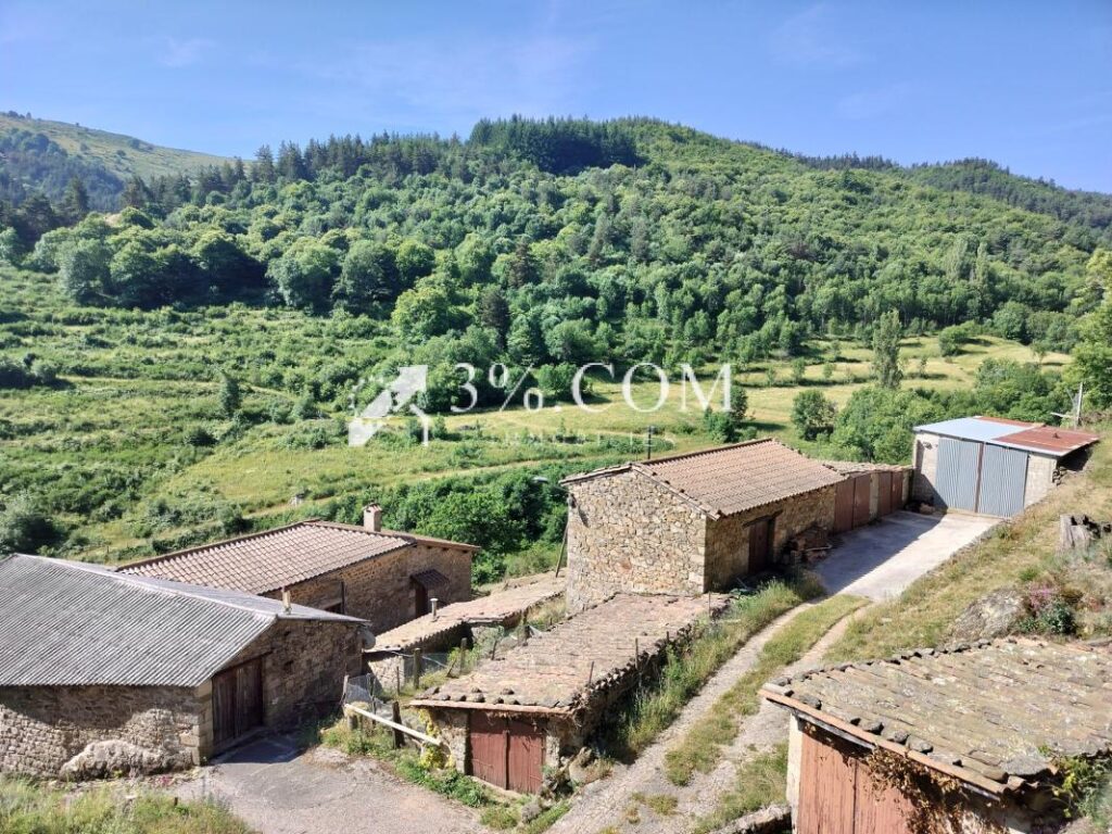 Propriété en pierre de 195m2 habitables et toutes ses dépend – 8 pièces – 5 chambres – 195 m²