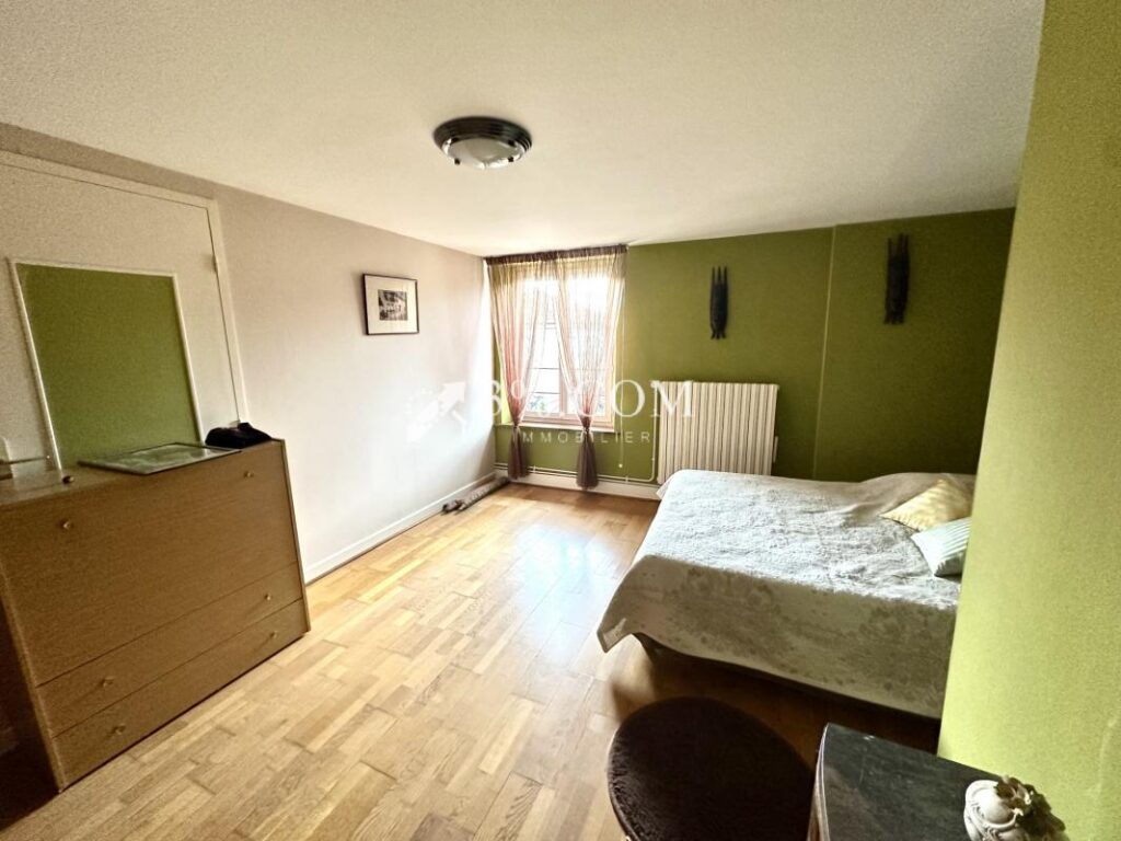 MAISON DE VILLAGE 300 M2 – TERRAIN 8.5 HECTARES – BOX POUR C – 12 pièces – 5 chambres – 300 m²