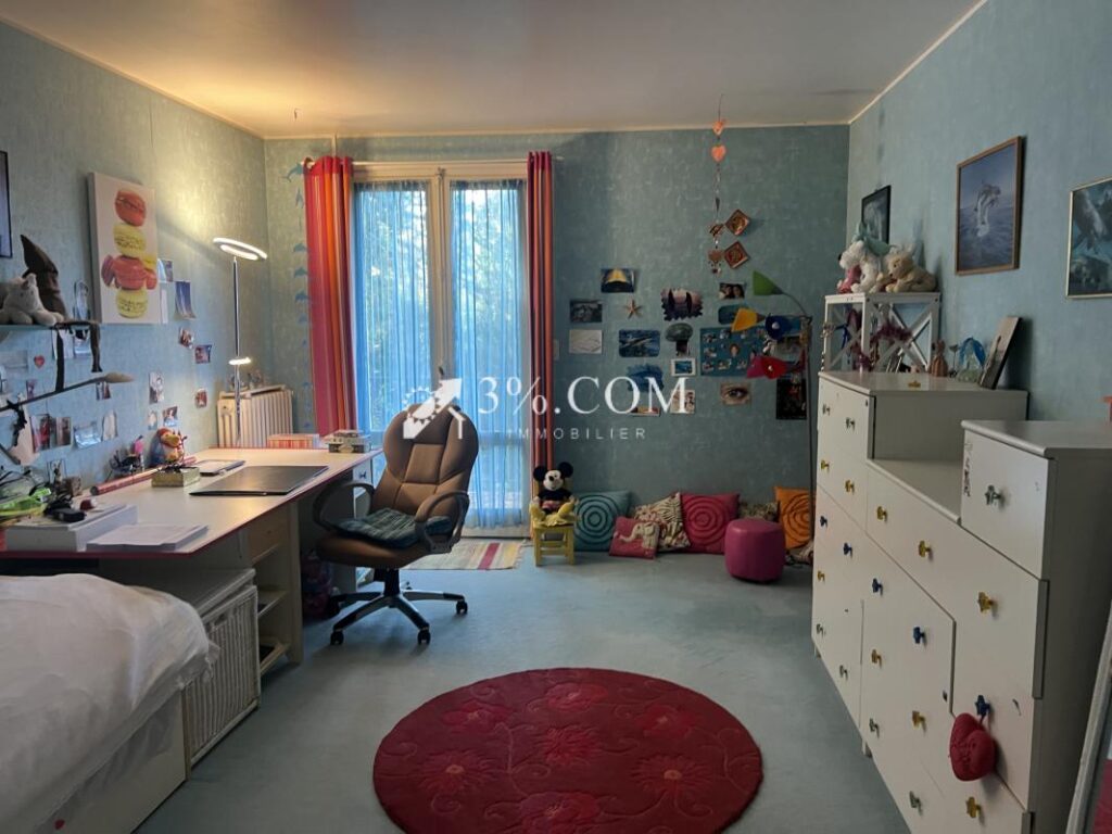 3%. COM IMMOBILIER À POITIERS – 7 pièces – 5 chambres – 281 m²