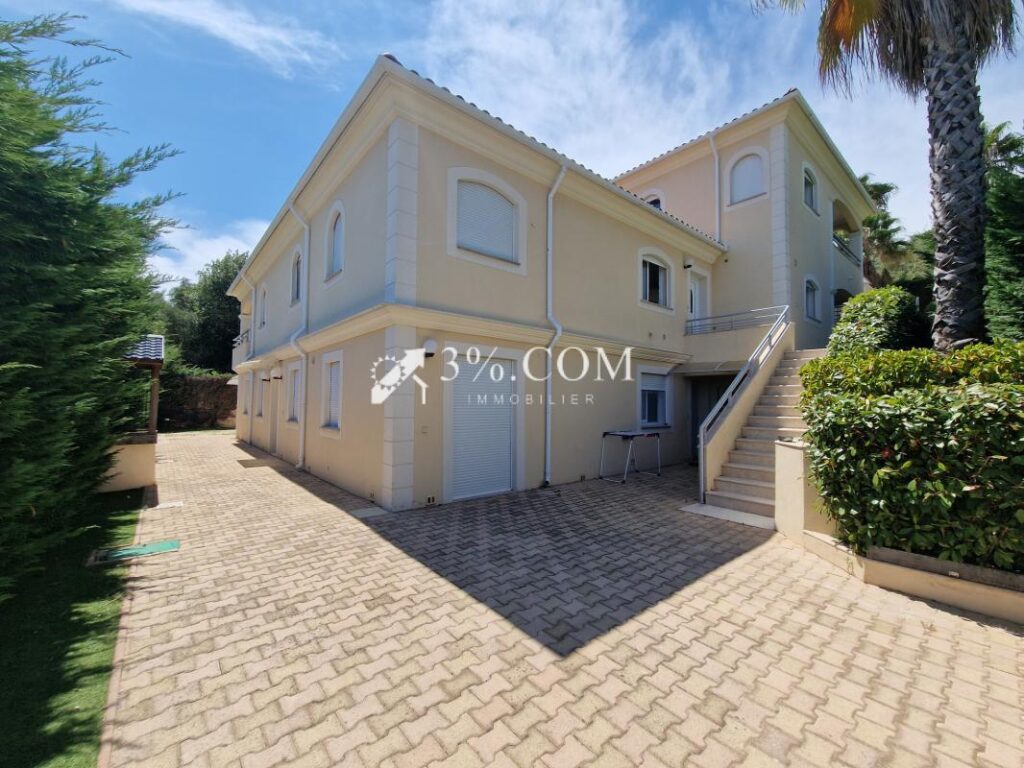 Luxueuse villa avec vue sur l’Estérel – 15 pièces – 11 chambres – 300 m²