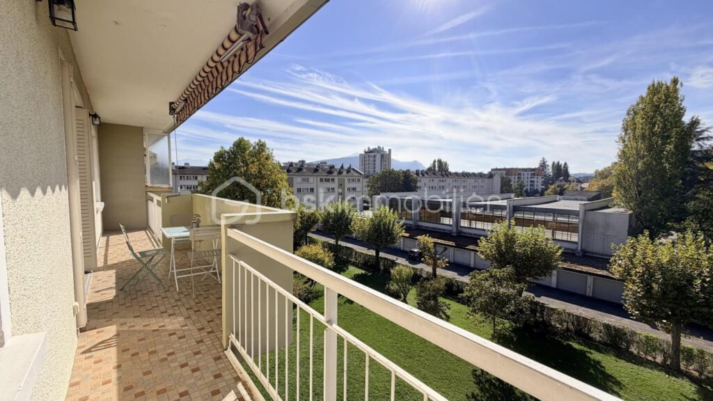 T3 traversant Annecy avec vue sur le Veyrier et le Semnoz – 3 pièces – 2 chambres – 61 m²