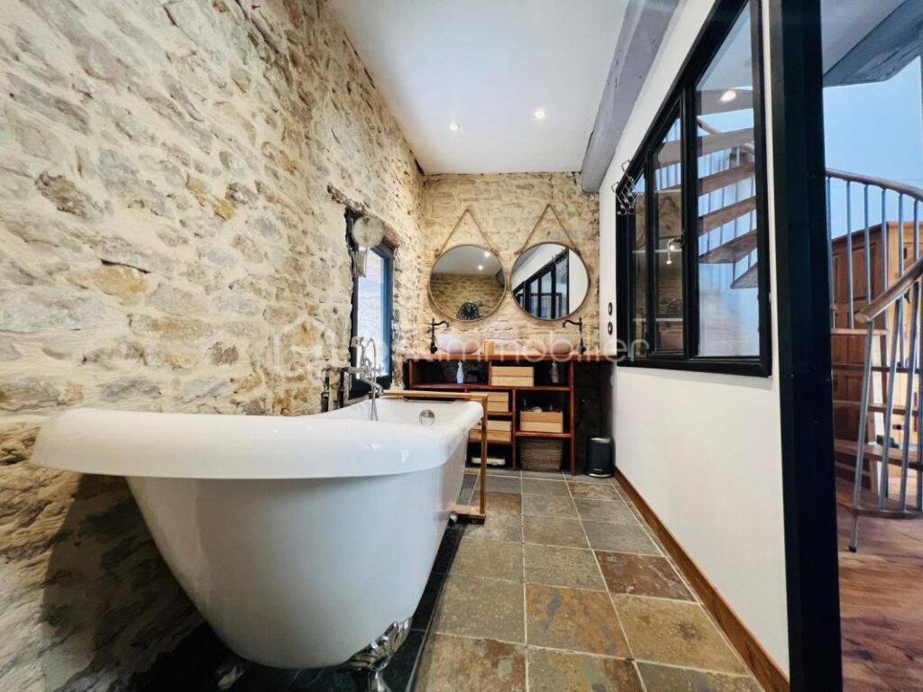 MAISON T3 AVEC TERRASSE – CHARME DES PIERRES DOREES ET DU BOIS – 3 pièces – 2 chambres – 93 m²