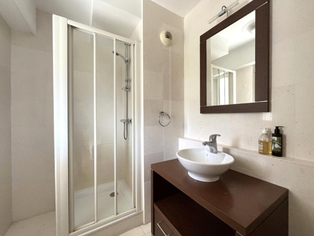 NICE OUEST – AV. DE LA LANTERNE / FABRON 4P – 120 m² – Terrasses 48 m² – Vue mer – Clim – Piscine – Garages – 4 pièces – 3 chambres – 120 m²