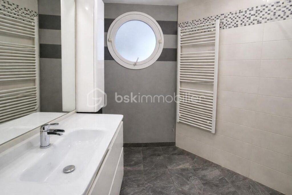 Havre de paix avec vue dégagée sur la campagne – Piscine – Terrain arboré – À 3 min des commerces et 5 min de la gare – 6 pièces – 4 chambres – 152 m²