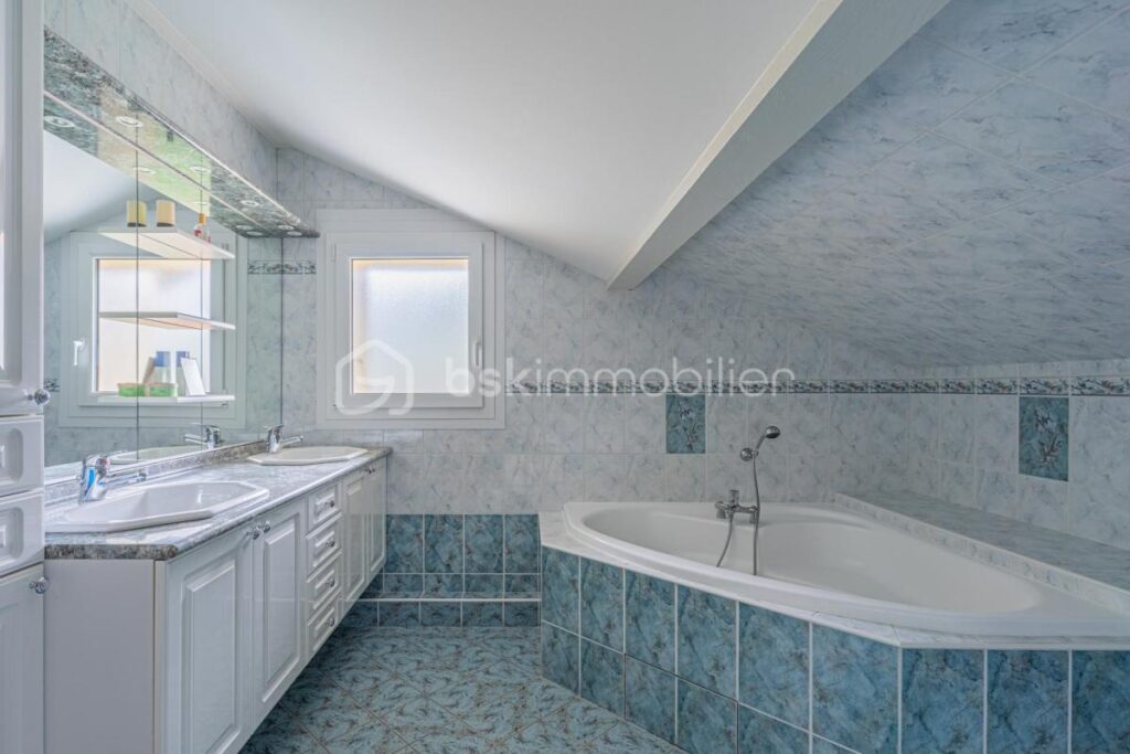 Maison familiale avec studio indépendant et grande véranda – Sallanches – 7 pièces – 4 chambres – 268 m²