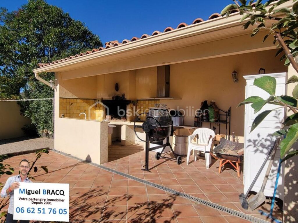 Exclusivité – Dans le village prisé de Poilhes, belle Languedocienne de plain pied sur 1000 m² de terrain avec piscine – 4 pièces – 3 chambres – 135 m²