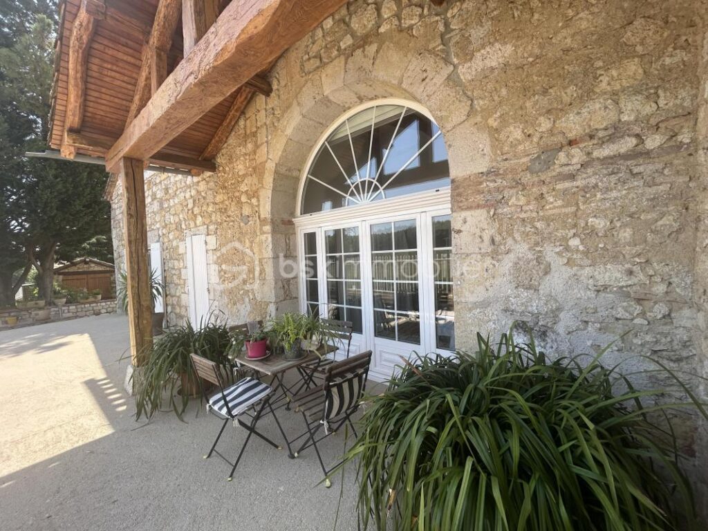 MAGNIFIQUE PROPRIÉTÉ EN PIERRES – DEPENDANCE- PISCINE – GARAGE – 8 pièces – 6 chambres – 297 m²