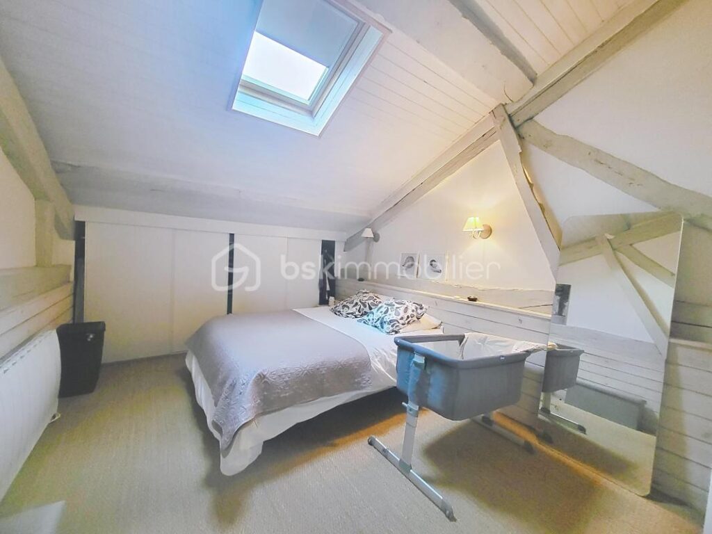 MAISON EN PIERRE- 4 CHAMBRES-JARDIN-PISCINE-GARAGE – 7 pièces – 4 chambres – 192 m²