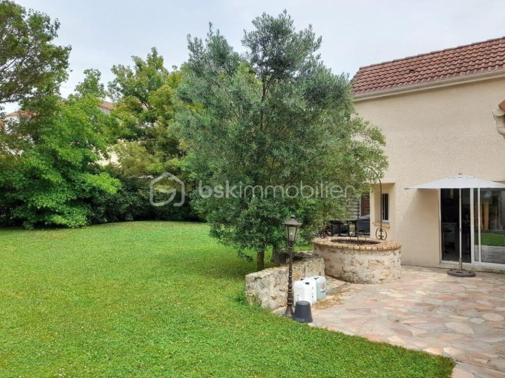 SPACIEUSE MAISON INDEPENDANTE! – 8 pièces – 5 chambres – 150 m²