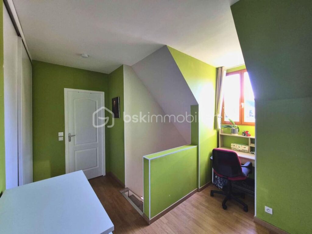 Maison individuelle 137m2, clé en main – Autonomie de plain‑pied – Vue sur étang – Terrain 860 m2 clos & garage – Aucun travaux – 4 pièces – 3 chambres – 137 m²