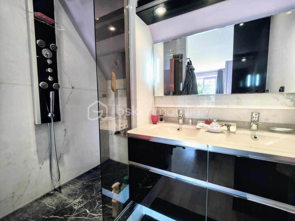 Maison d’exception dans un parc boisé privé avec tennis – 7 pièces – 4 chambres – 171 m²