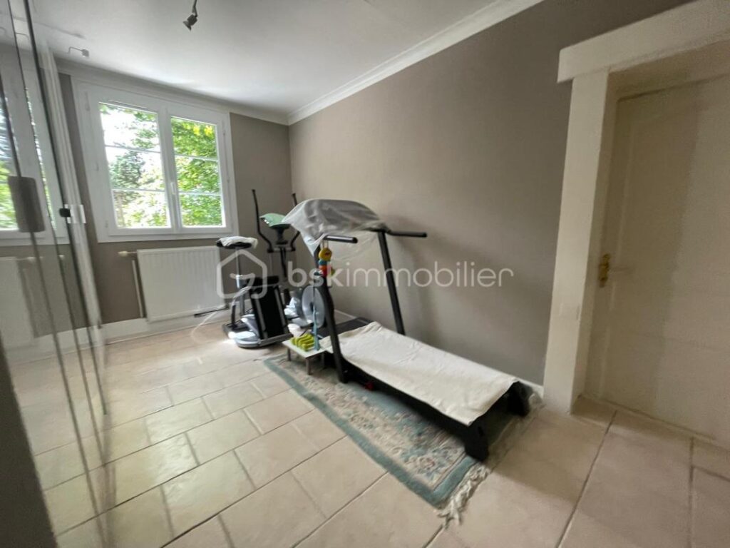 Maison de 164 m² avec piscine – CHEILLE – 7 pièces – 5 chambres – 164 m²