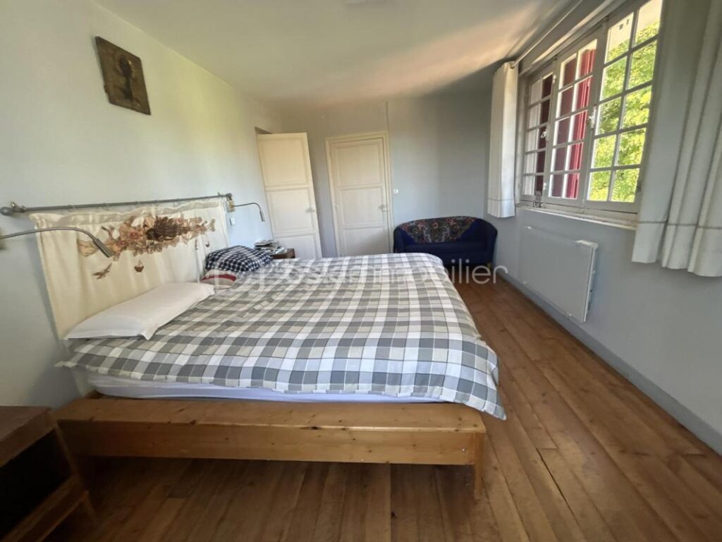 CHÂTEAU et SA MAISON de Gardien – VUE -TERRAIN – PISCINE – DÉPENDANCES – NR pièces – 12 chambres – 722 m²