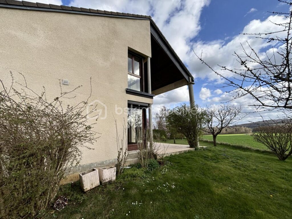Belle maison T7 d’architecte à rafraîchir avec garage et jardin à Saint-Marceau – 7 pièces – 5 chambres – 165 m²