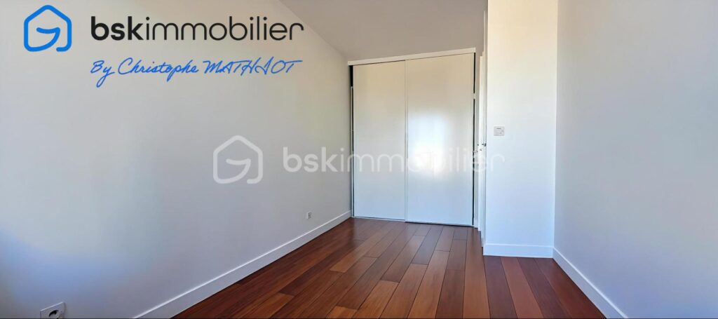 Bel appartement de 78m² avec terrasse de 66m² – Vue dégagée sur la val de Seine – 4 pièces – 2 chambres – 77 m²