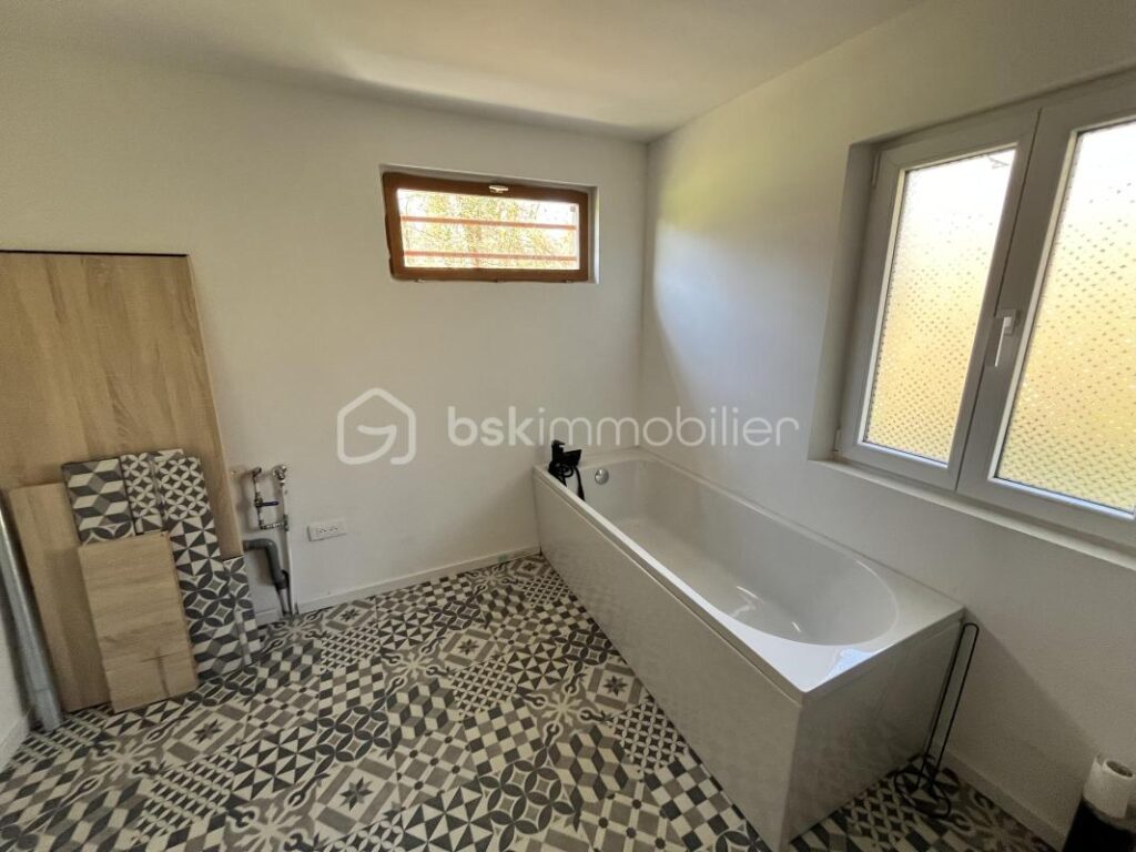 Superbe maison de campagne fraîchement rénovée sur son magnifique terrain au cœur de la forêt – 4 pièces – 2 chambres – 90 m²