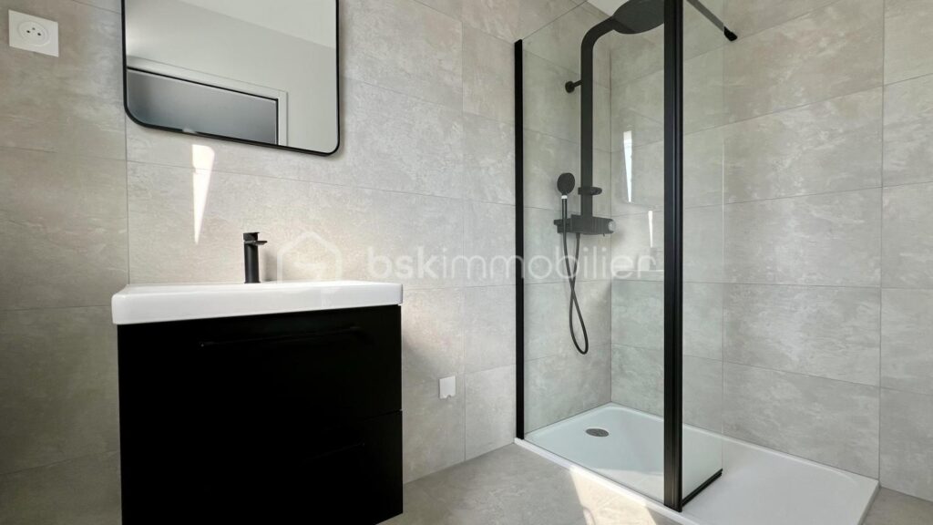 Maison cubique individuelle avec piscine – 7 pièces – 4 chambres – 245 m²