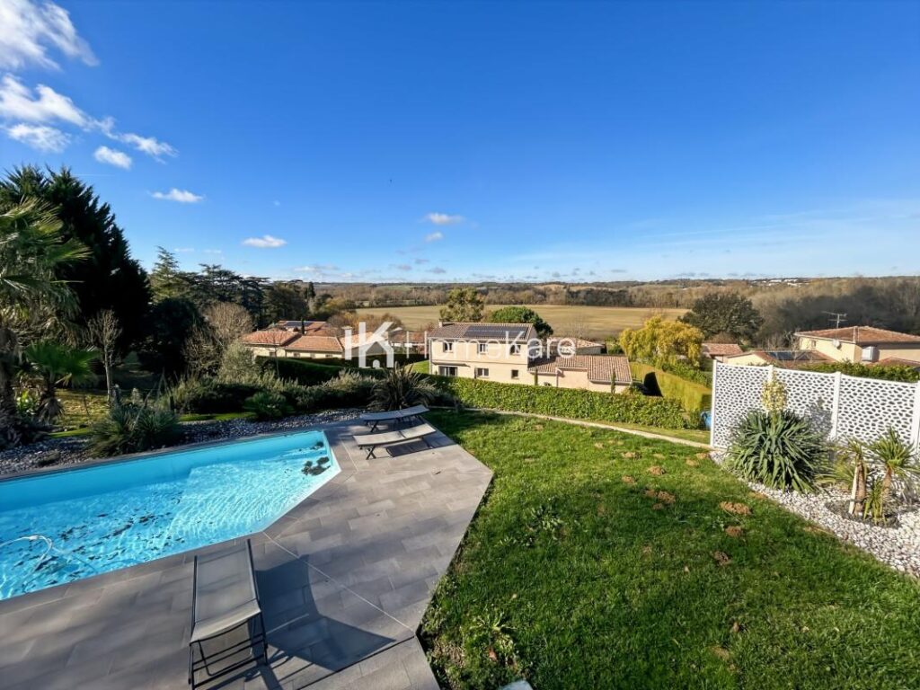 VILLA FAMILIALE T7 AVEC VUE, PISCINE ET GARAGE – 7 pièces – 4 chambres – 185 m²