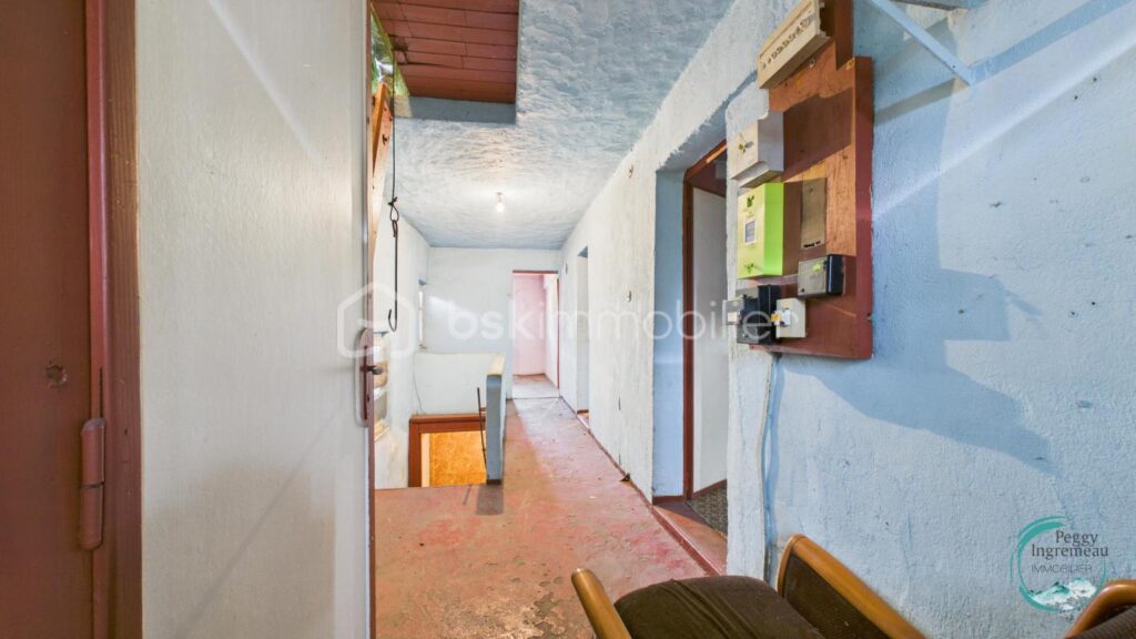 Maison individuelle à rénover – Fort potentiel – Cluses – 6 pièces – 5 chambres – 226 m²