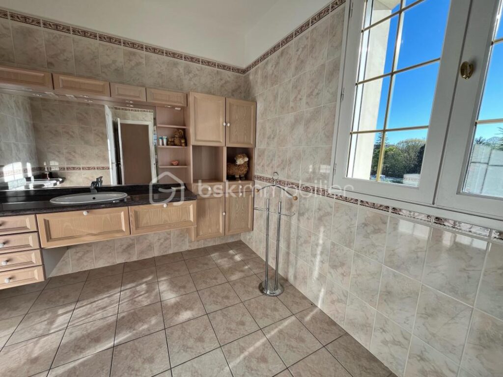 PROPRIETE D’EXCEPTION 483m2 sur un PARC DE 1,4H – 12 pièces – 8 chambres – 483 m²