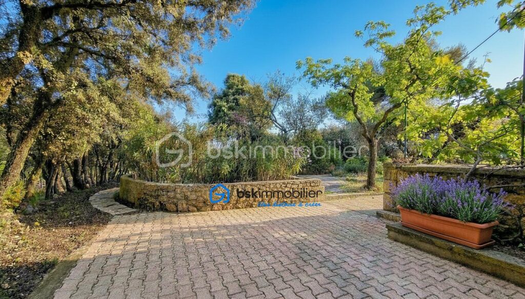 Exceptionnel ! Rare sur le secteur. Villa au cœur des Alpilles, jardin, piscine, terrain clôturé – 5 pièces – 4 chambres – 148 m²