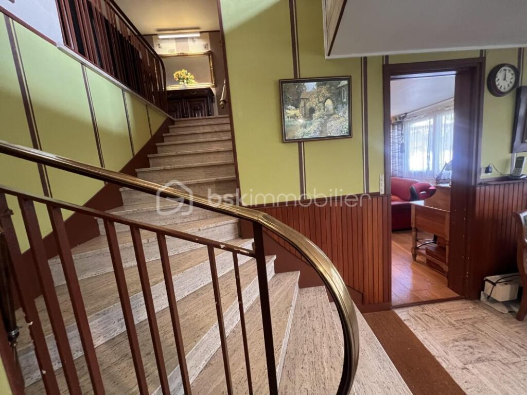 Maison Rare aux Volumes Exceptionnels de 230 M² – 8 pièces – 4 chambres – 230 m²