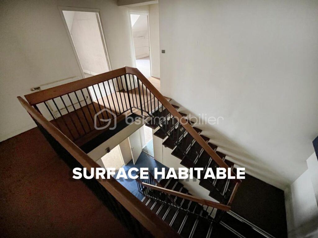 Douai hypercentre, immeuble mixte de 646 m2 (4 niveaux + caves) comprenant un local commercial, des bureaux et une surface habitable – 21 pièces – NR chambres – 625 m²