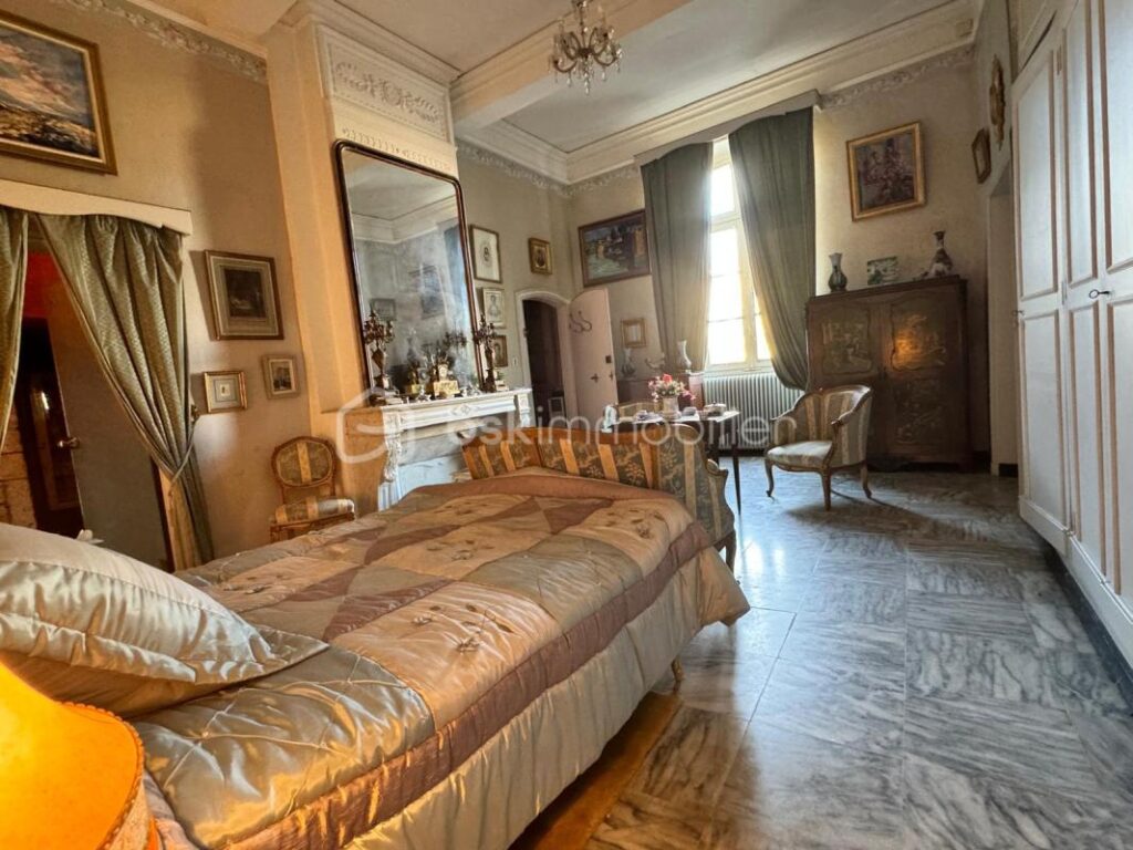 Demeure en pierres centre ville – 13 pièces – 7 chambres – 360 m²