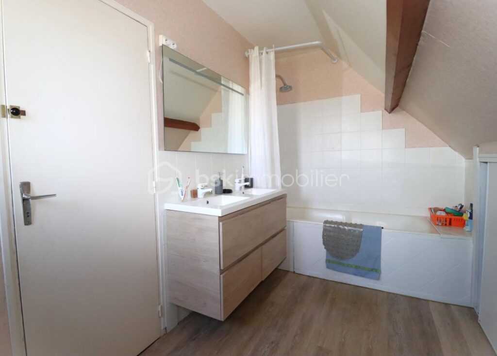 Grande maison aux beaux volumes (8 pièces 175m²) 5 ou 6 chambres avec sous-sol total (85m²) – 8 pièces – 6 chambres – 175 m²