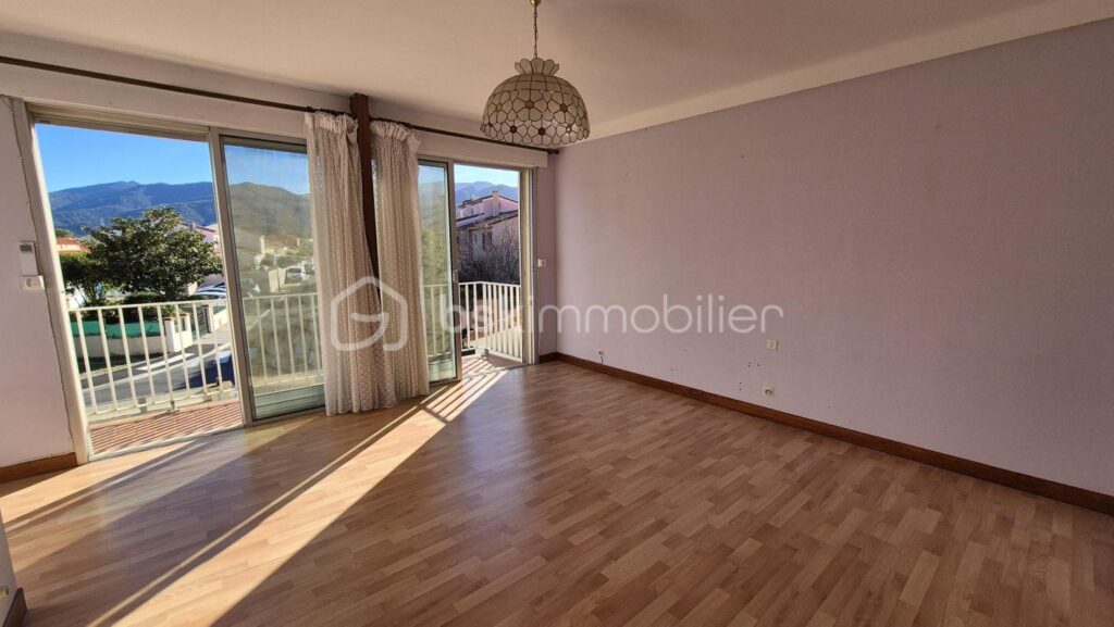 A VENDRE MAISON DEUX FACES TRAVERSANTE DE 152M² SUR TERRAIN DE 261M² A SAINT ANDRE – VUE SUR LES ALBERES – QUATRE CHAMBRES – GARAGE – CLIMATISATION REVERSIBLE – CHEMINEE – AUCUN VIS A VIS – 7 pièces – 4 chambres – 152 m²