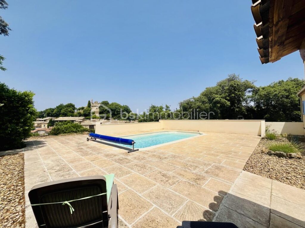 Grande maison divisée en deux appartements avec PISCINE ET VUE IMPRENABLE – 7 pièces – 5 chambres – 223 m²