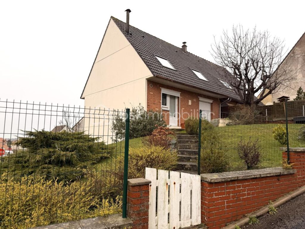 Maison semi mitoyenne avec vue dégagée à 15 min à pied de la mer – 5 pièces – 3 chambres – 119 m²