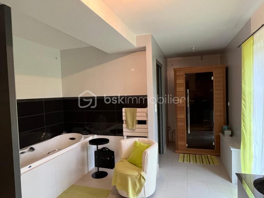 Magnifique propriété avec son exploitation équestre et 37 hectares de terrain – 7 pièces – 4 chambres – 230 m²