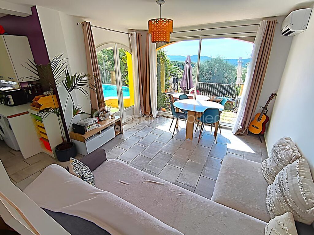 À VENDRE –EXCEPTIONNELLE VILLA 9 PIÈCES 225 M² ET 1 662 M² DE TERRAIN – PISCINE À DÉBORDEMENT– GARAGE– JARDIN – 5 CHAMBRES – BUREAU – T2 INDÉPENDANT– VUE PANORAMIQUE COLLINES ET MER– SANS VIS-À-VIS – PROCHE CENTRE-VILLE OLLIOULES – LA COURTINE – 945 000 € – 9 pièces – 5 chambres – 225 m²