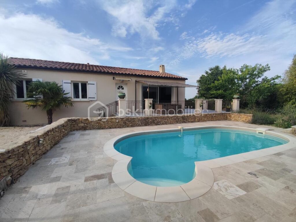 Plain-pied de 2010 avec piscine – 5 pièces – 3 chambres – 100 m²