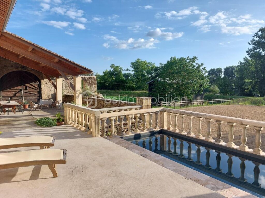 Maison 242m2 avec installations équestre, terrain 8000m2 – 7 pièces – 4 chambres – 242 m²