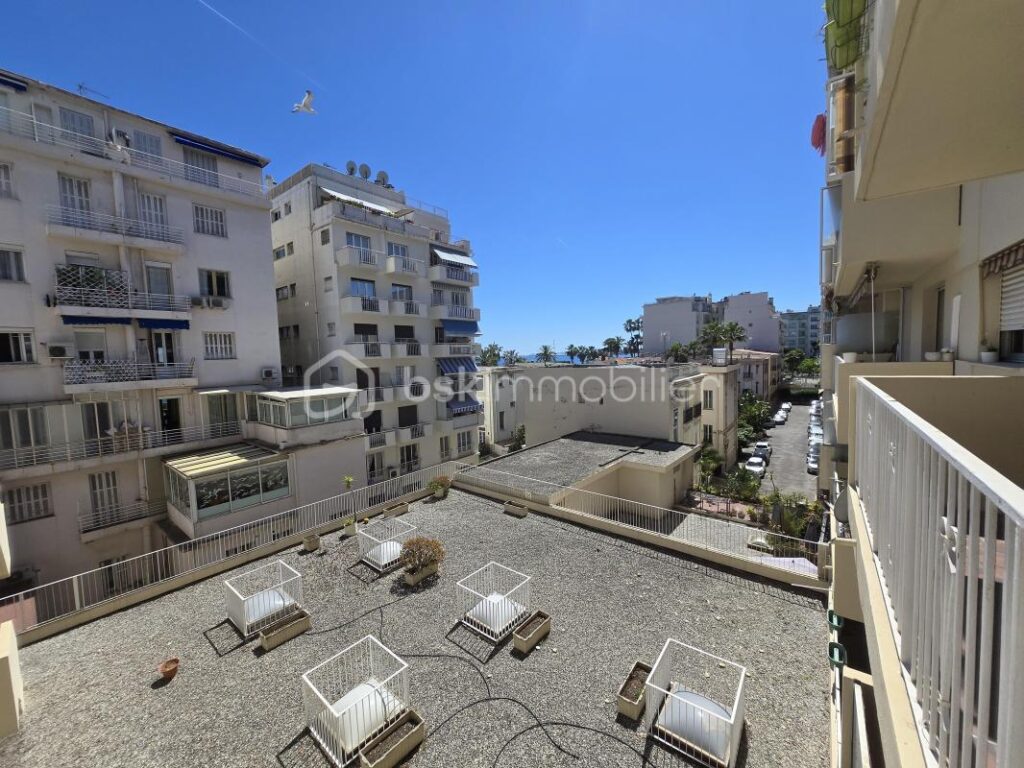Baisse de prix 313950€ Appartement lumineux avec double balcon et vue mer en cœur urbain – 2 pièces – 1 chambre – 55 m²