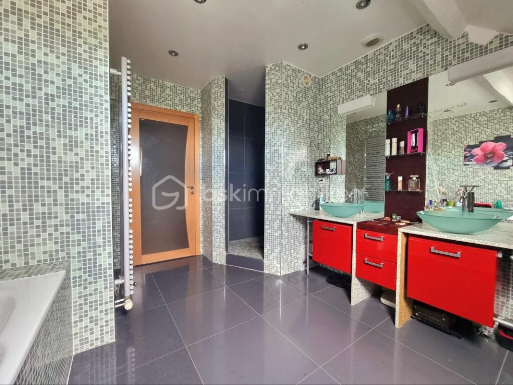 CHARMANTE MAISON EN PIERRE, 8 PIÈCES, 4 CHAMBRES, GARAGE, ANNEXES, PISCINE !!! – 8 pièces – 4 chambres – 245 m²