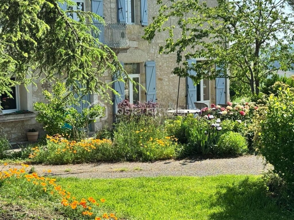 Belle maison en pierres, Dépendances –garage–3 ha 82 – 8 pièces – 6 chambres – 250 m²