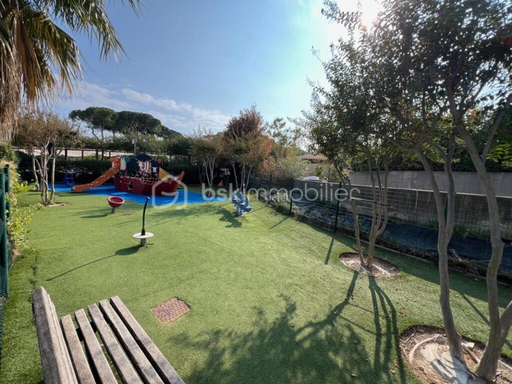 EXCLUSIVITÉ – Idéal investissement locatif, pied-à-terre, jeune couple ou seniors ! Superbe 2 pièces 38 m² avec terrasse vue lac – Mandelieu-la-Napoule – 2 pièces – 1 chambre – 38 m²