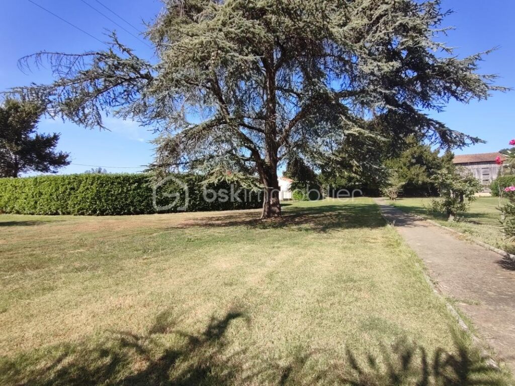MAISON AVEC PISCINE ET GRAND TERRAIN – 7 pièces – 3 chambres – 200 m²