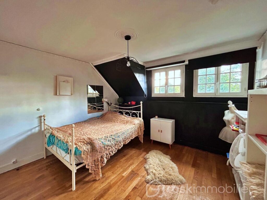 Magnifique propriété de charme du milieu XIXème, offrant 3 maisons pour une surface habitable de 487m2 au total – NR pièces – 12 chambres – 487 m²